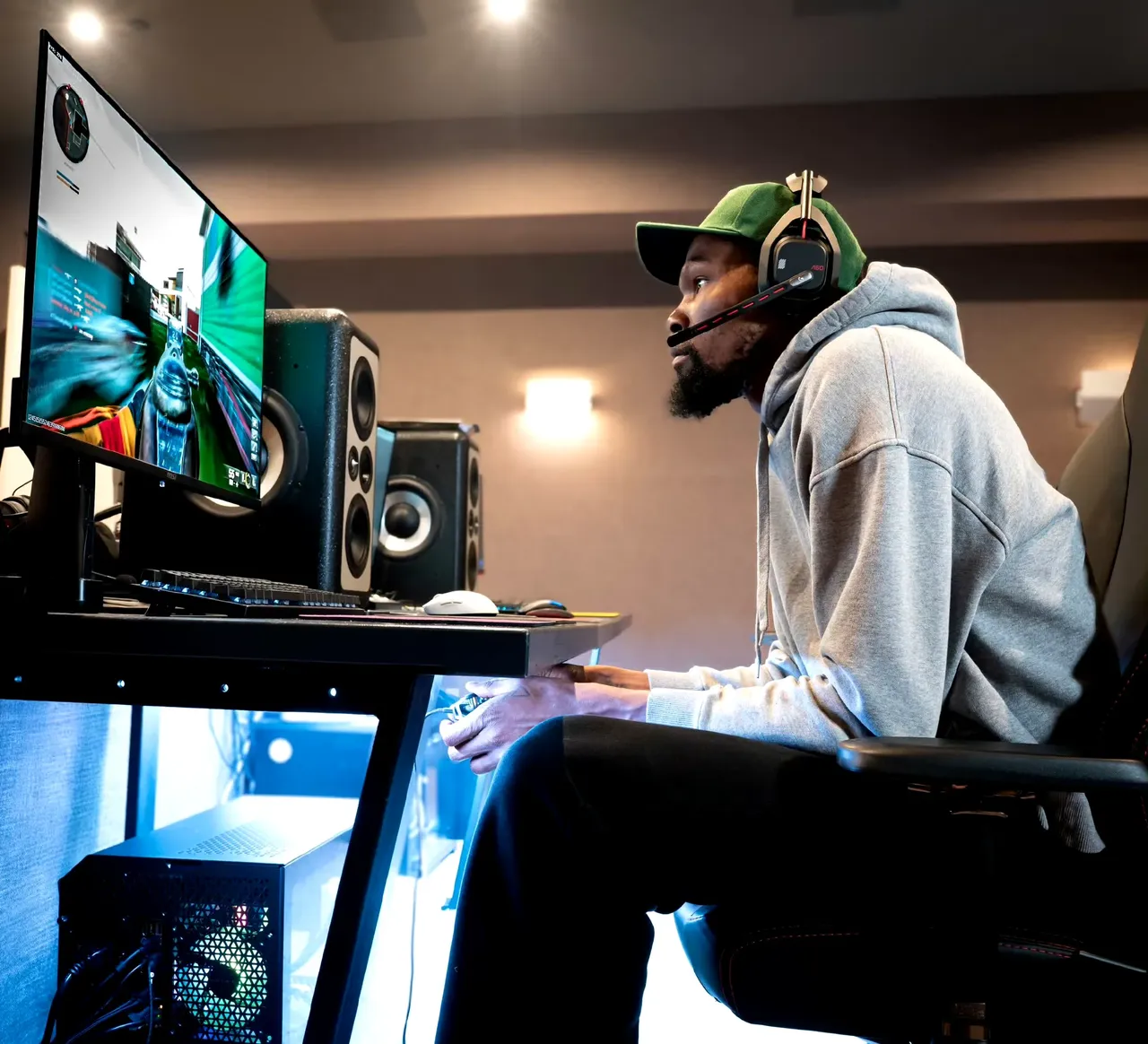 开云体育-杜兰特重返赛场，刷新纪录首场状态出色，TES观众沸腾！引发球迷热议(杜兰特trey5)